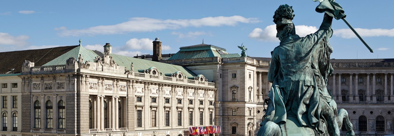 Außenansicht Heldenplatz mit Erzherzog Karl Denkmal: Heldenplatz, Hofburg