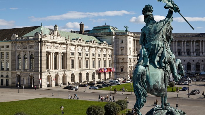 Außenansicht Heldenplatz mit Erzherzog Karl Denkmal: Heldenplatz, Hofburg